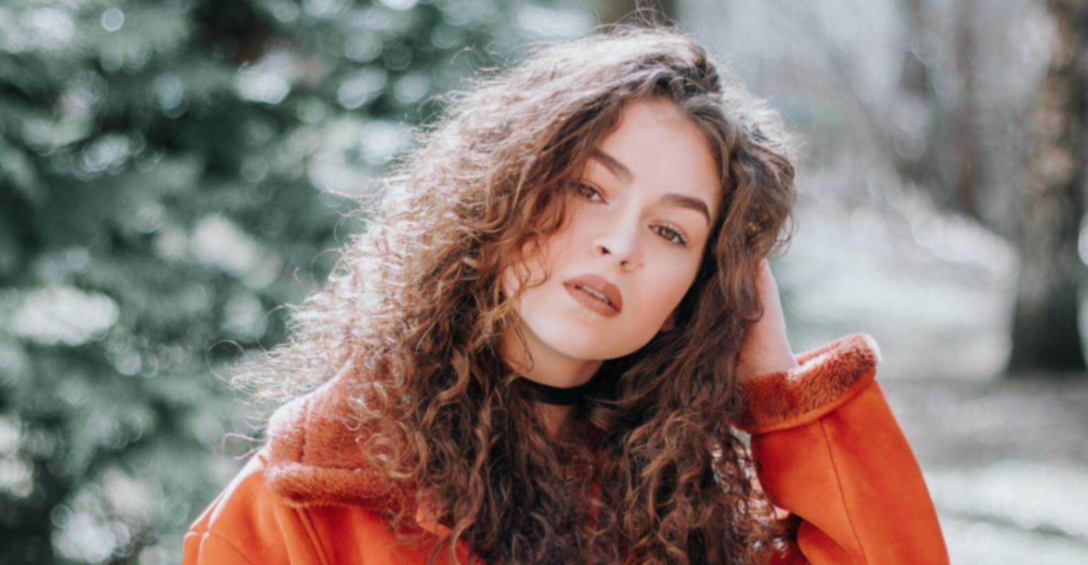 赤い服を着た女性のぼやけた画像