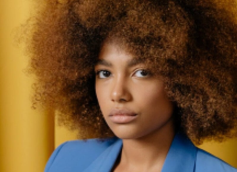 Một bức ảnh chân dung nữ chất lượng thấp bị mờ