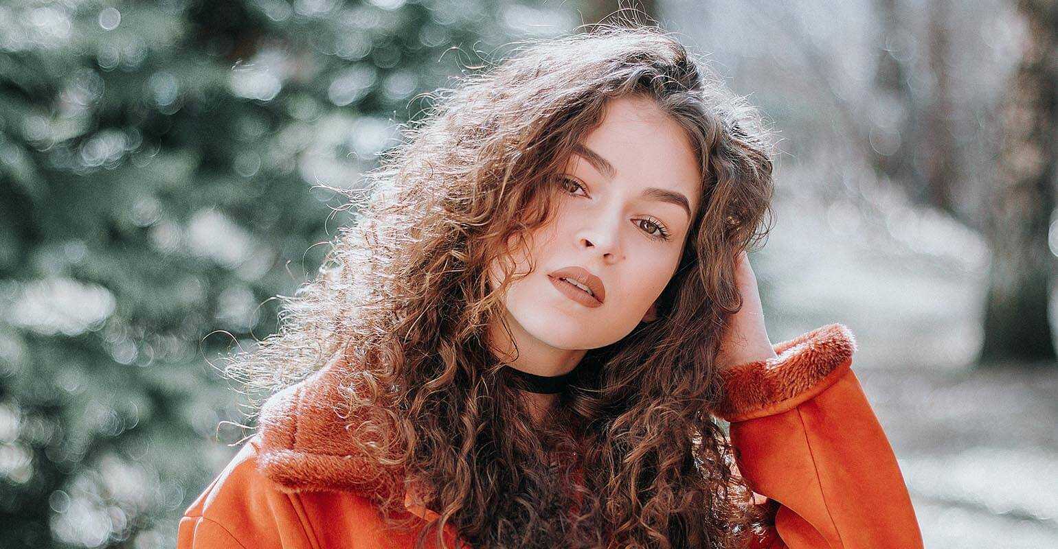 赤い服を着た女性の画像をFotorsのイメージシャープナーで鮮明化した画像