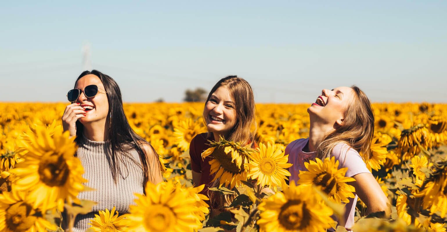 Unas chicas en un mar de girasoles