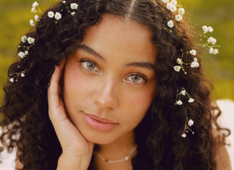 Foto di ritratto femminile migliorata con chiarezza e qualità superiore grazie al rimuovi sfocature AI online gratuito di Fotor