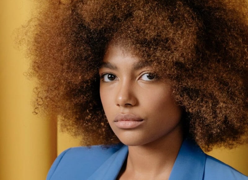 Ảnh chân dung nữ được nâng cao độ rõ nét và chất lượng cao hơn bằng cách sử dụng công cụ cải tiến ảnh AI trực tuyến miễn phí của Fotor