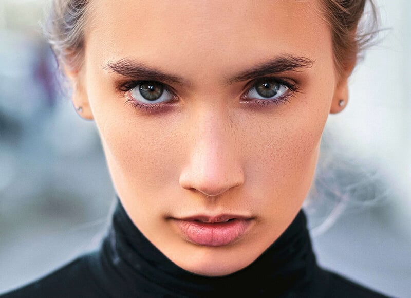 Vrouwelijke portretfoto verbeterd met betere helderheid en hogere kwaliteit met behulp van Fotor's gratis online AI foto verbeteren