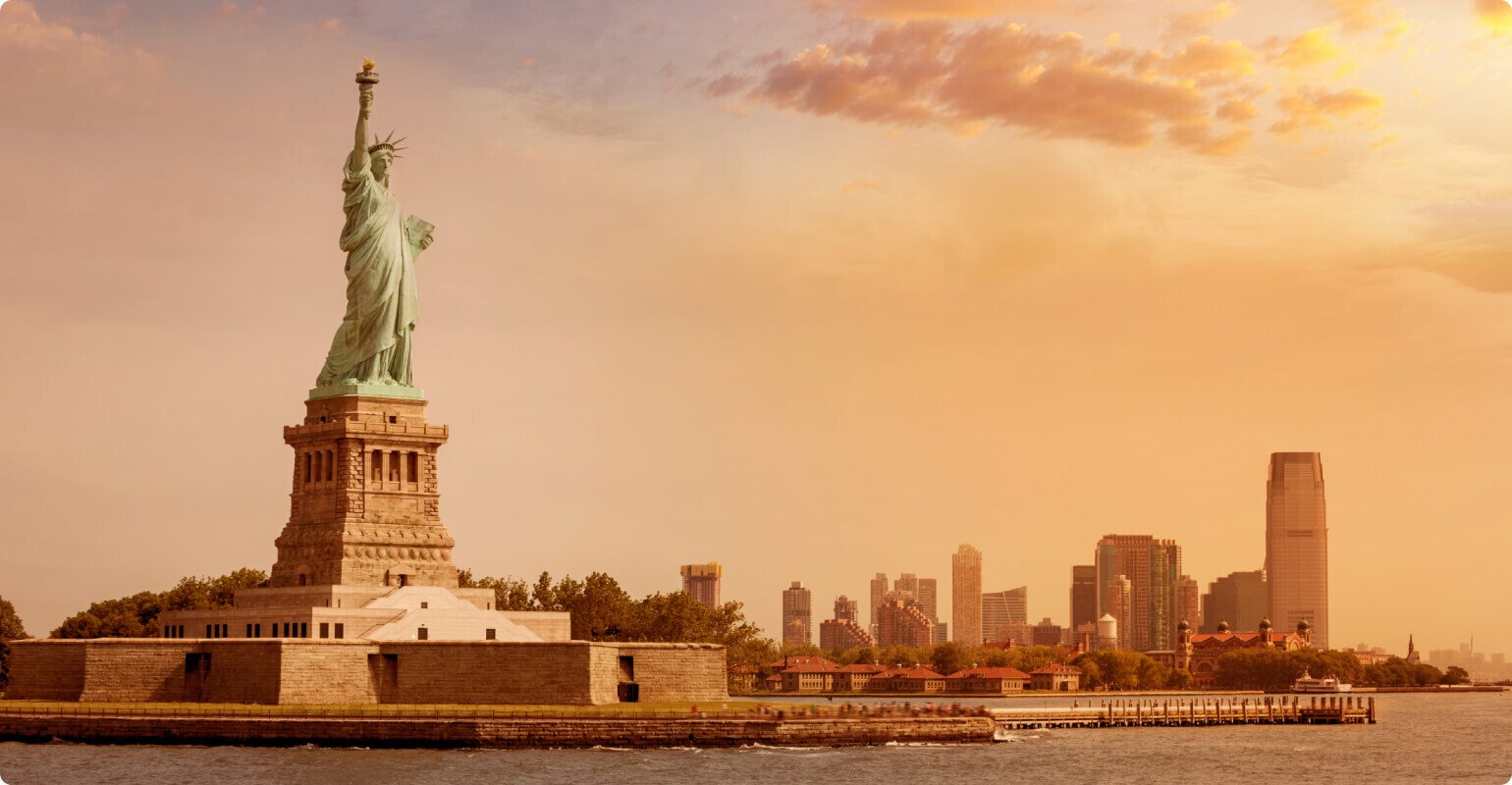 노을이 지는 바다 옆의 승리의 동상