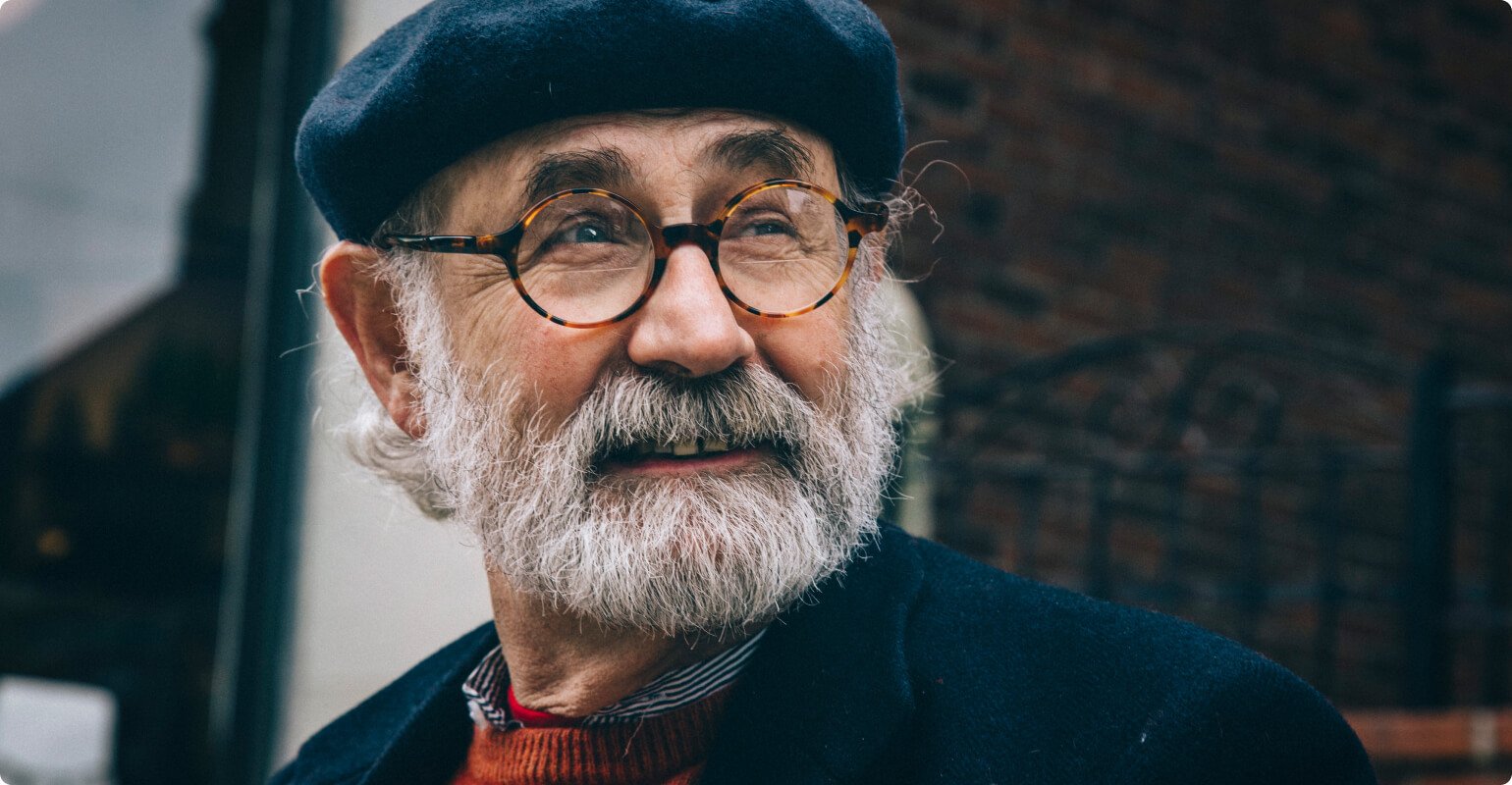 안경을 쓴 노인