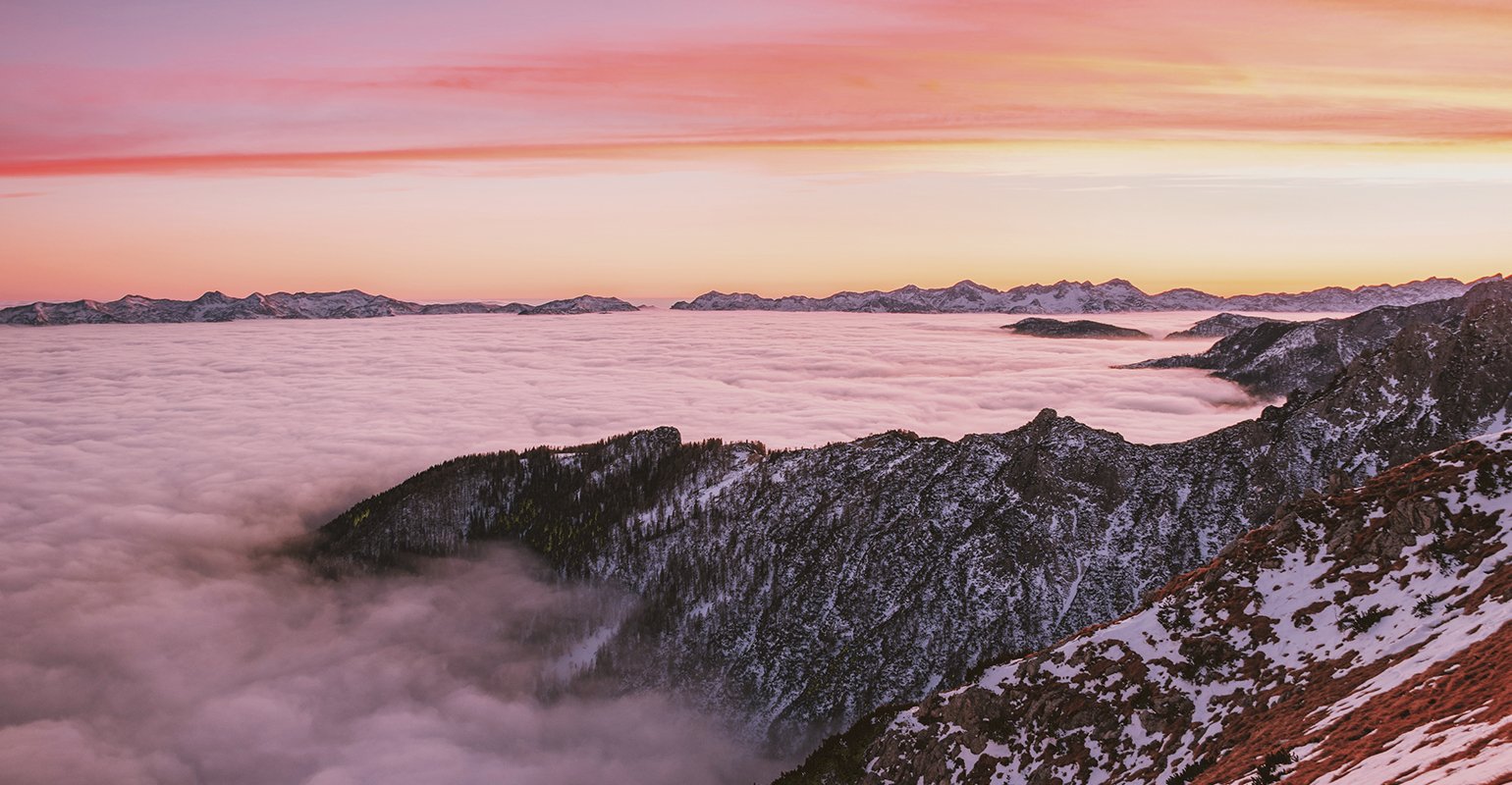 Landschaft ueber den Bergen mit Bildfilter