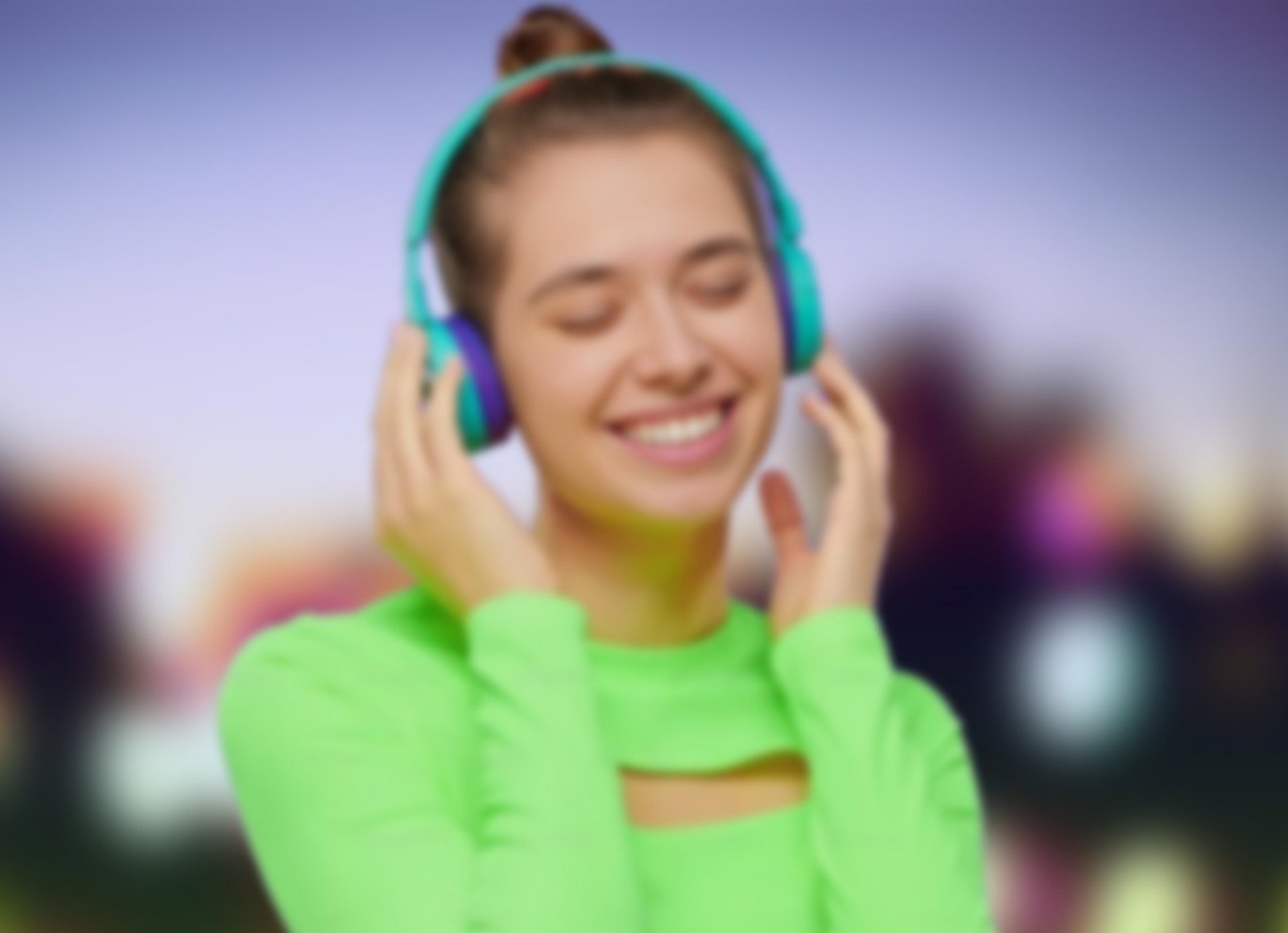 Banner difuminado con una persona disfrutando de la música con auriculares